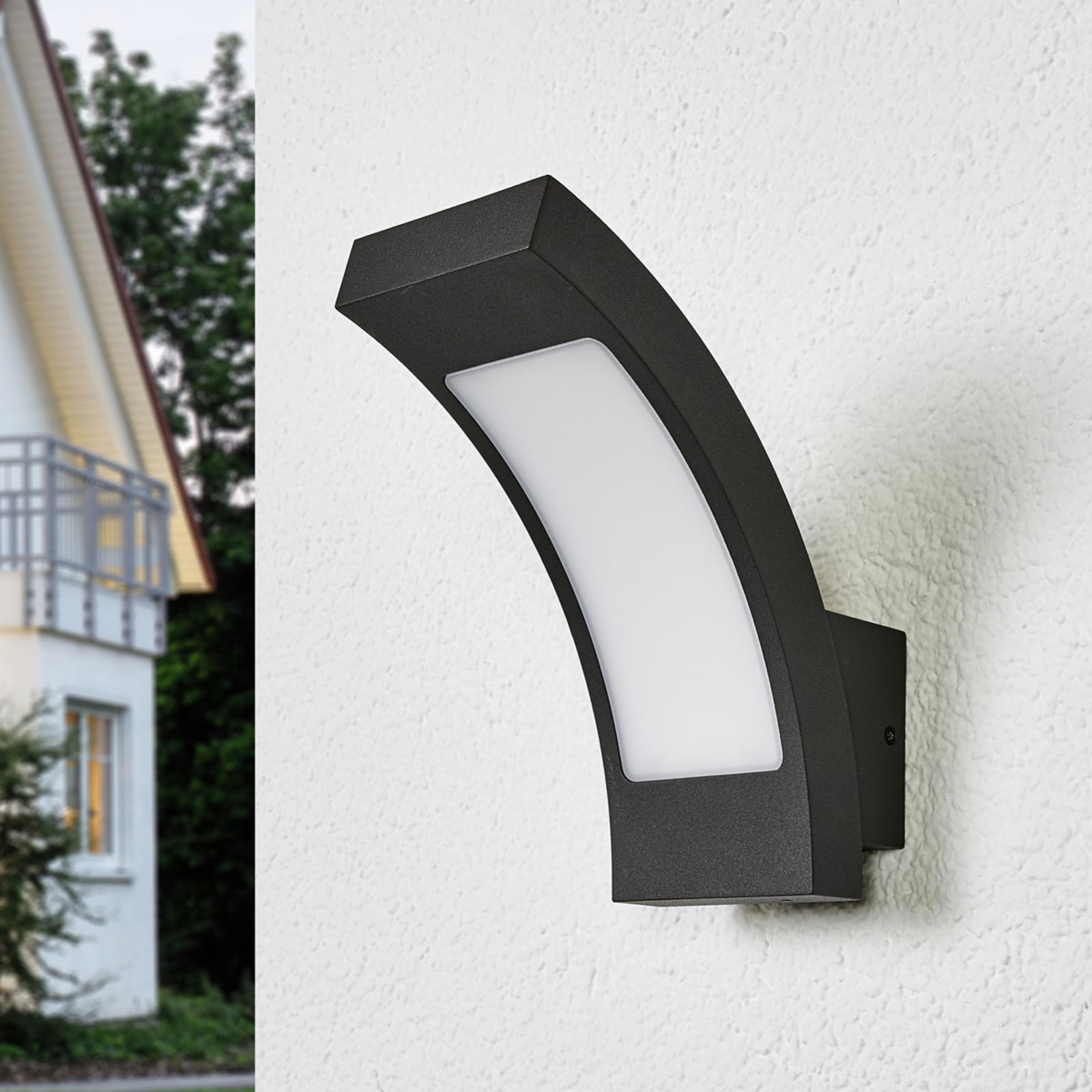 LED utevegglampe Juvia antrasitt buet skjerm bakside