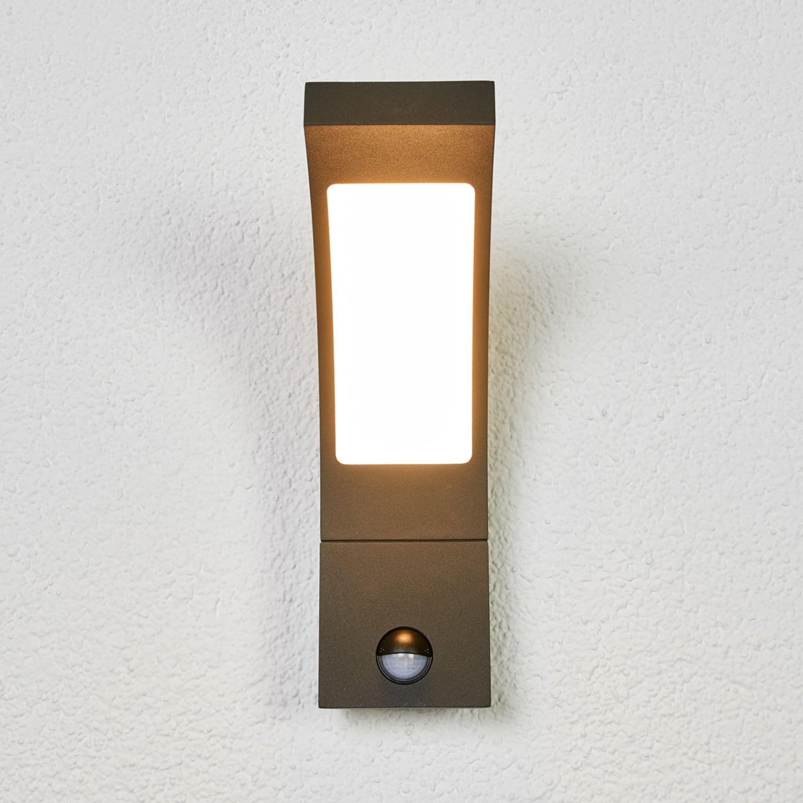 Montert LED utevegglampe Juvia med bevegelsessensor grå