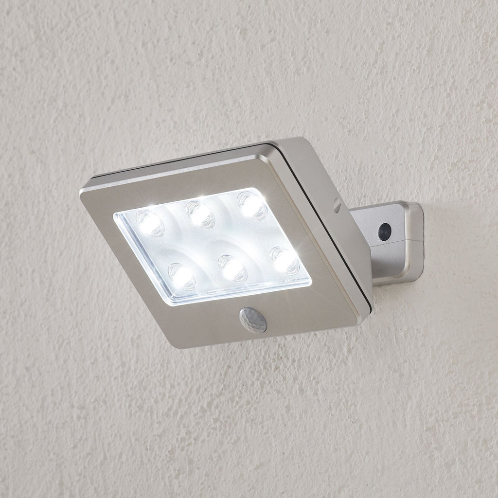 LED utevegglampe Kollig batteridrevet med bevegelsessensor titan front