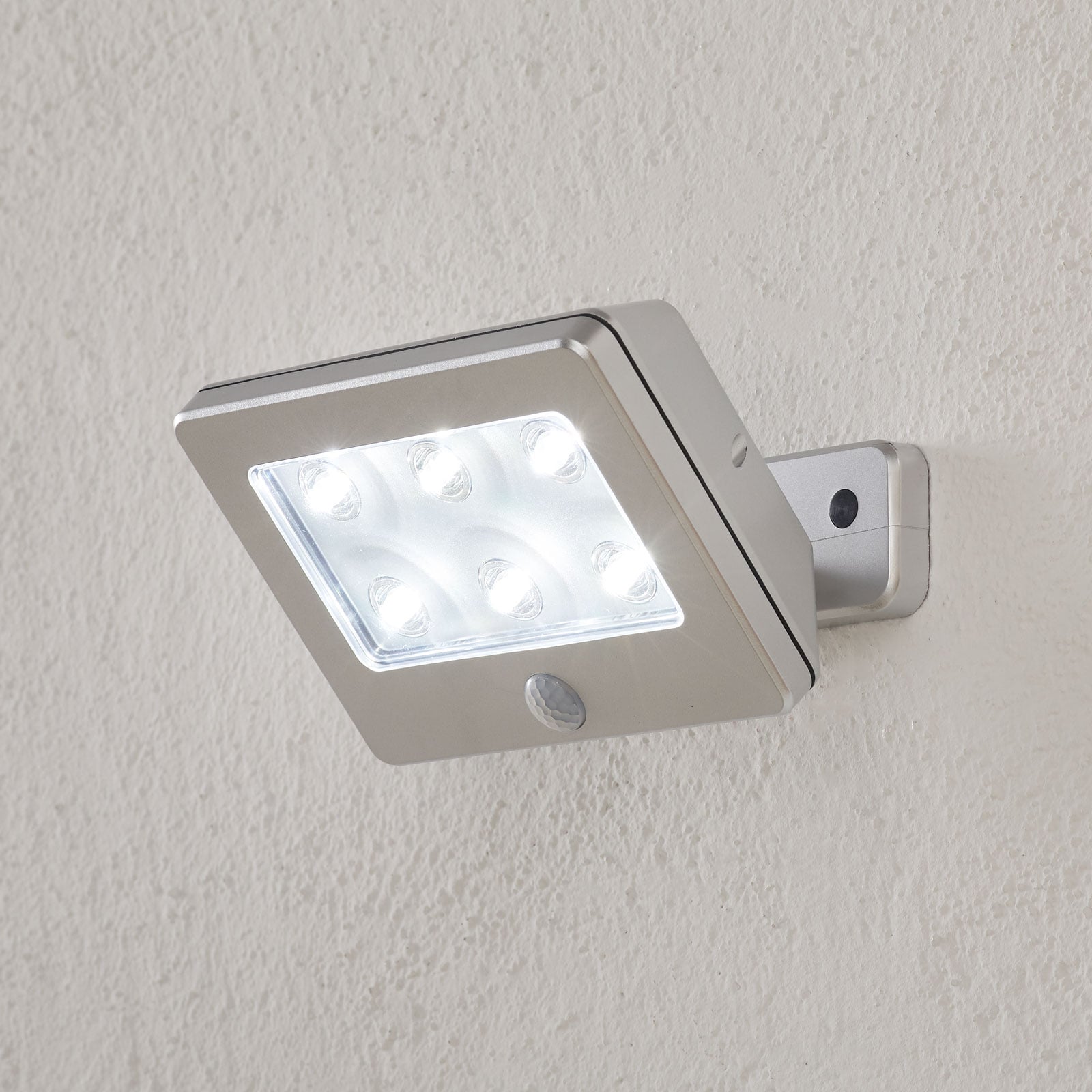 LED utevegglampe Kollig batteridrevet med bevegelsessensor titan front
