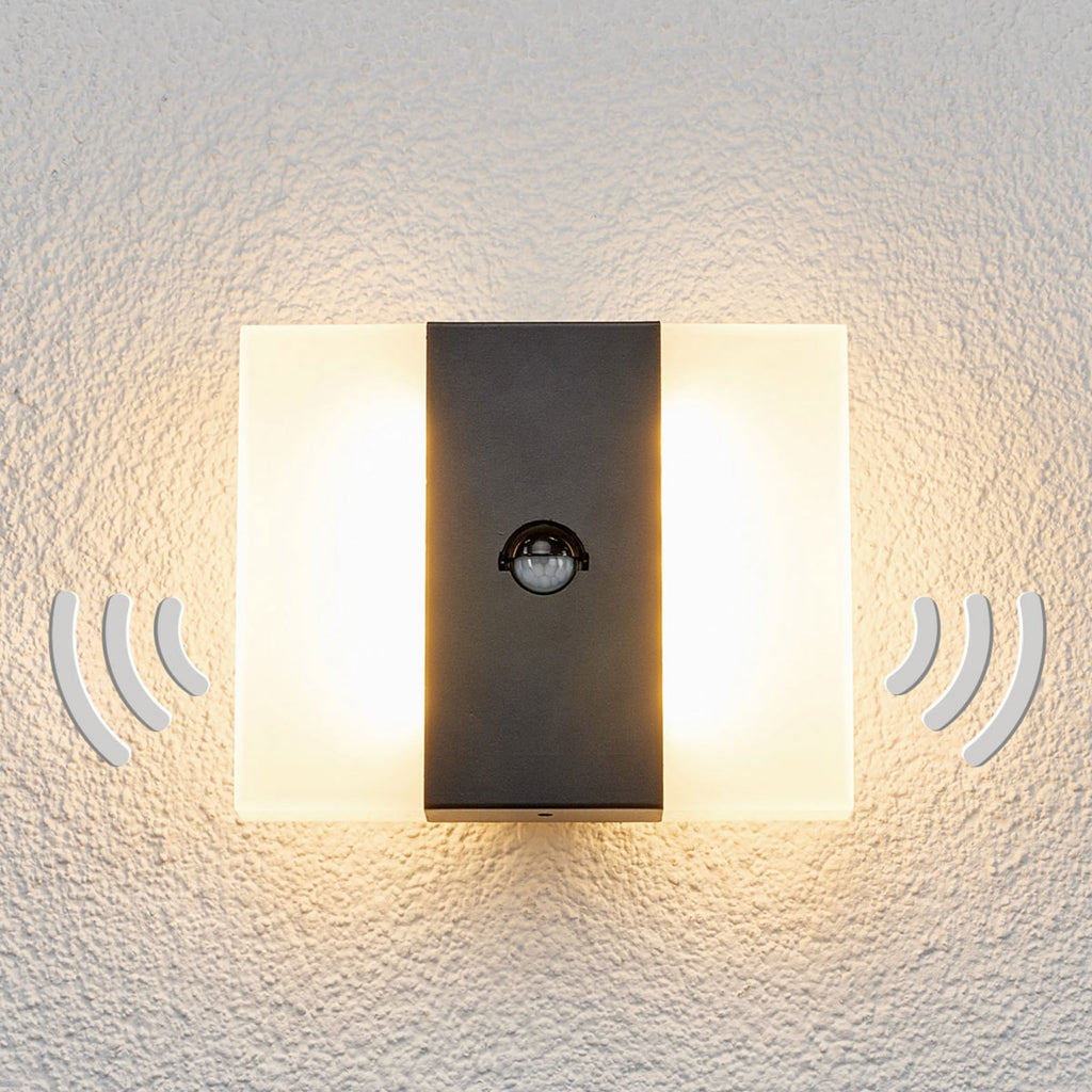LED utevegglampe Kumi med bevegelsessensor grafitt montert ute