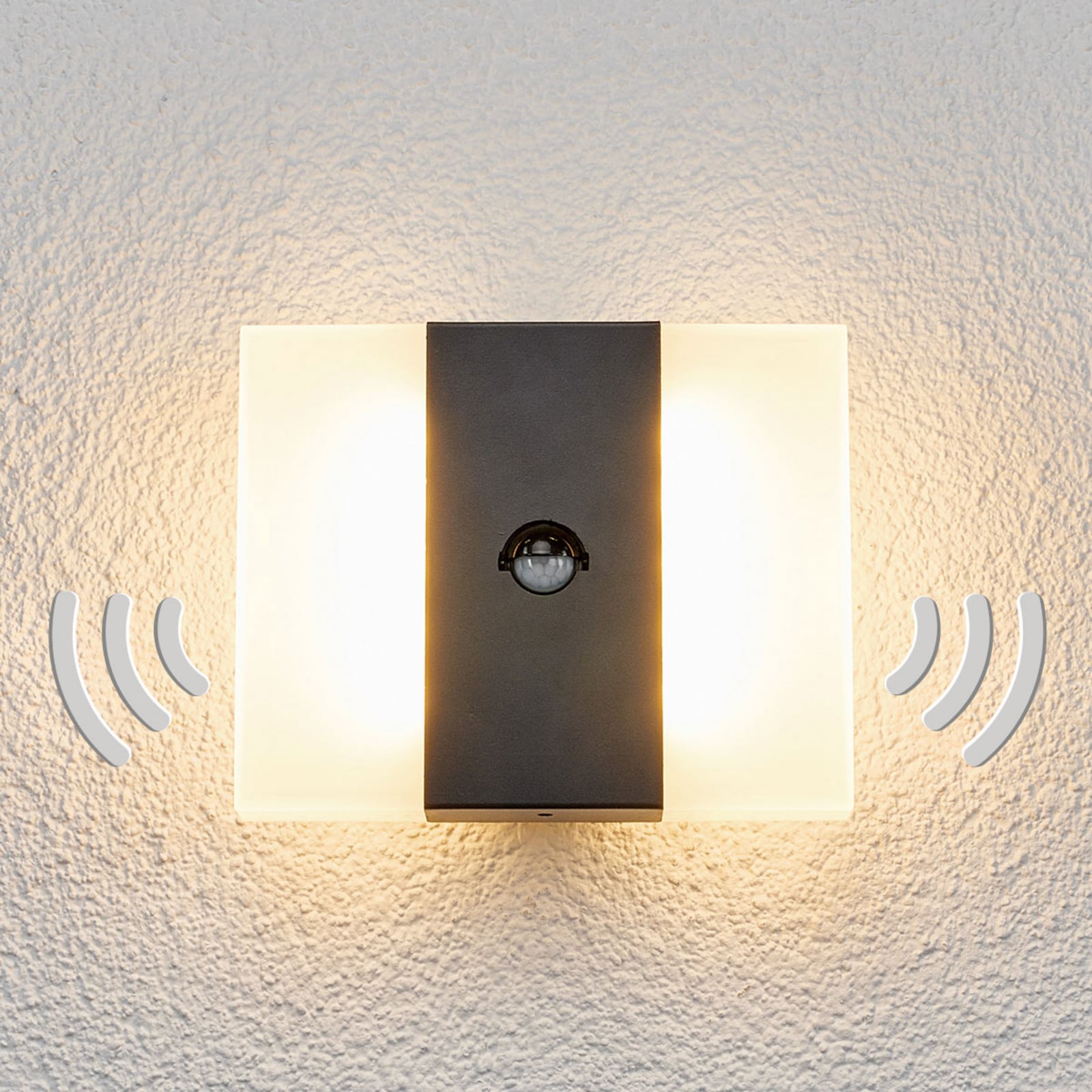 LED utevegglampe Kumi med bevegelsessensor grafitt montert ute