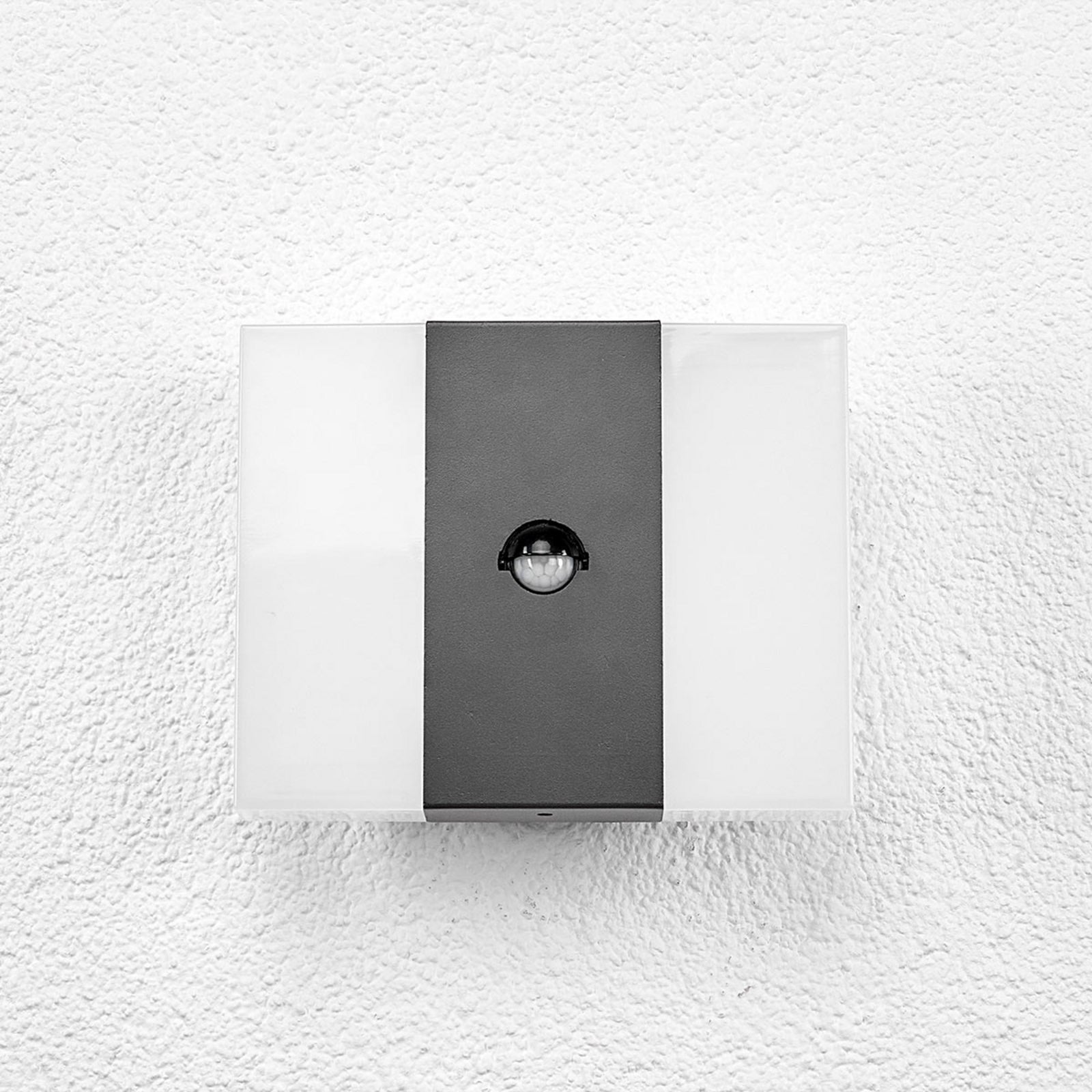 LED utevegglampe Kumi med bevegelsessensor grafitt nærbilde av LED-lys
