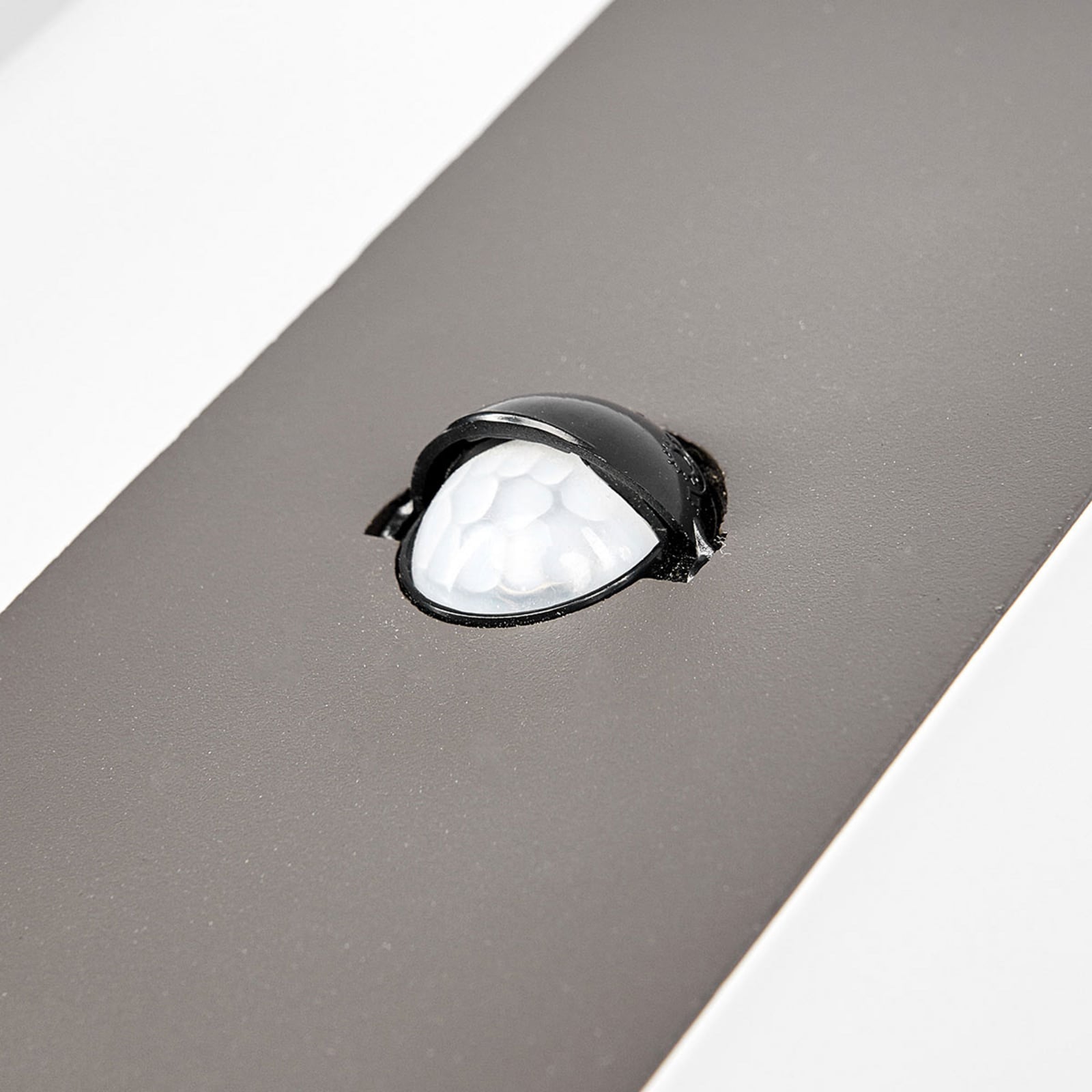 LED utevegglampe Kumi med bevegelsessensor grafitt sideprofil