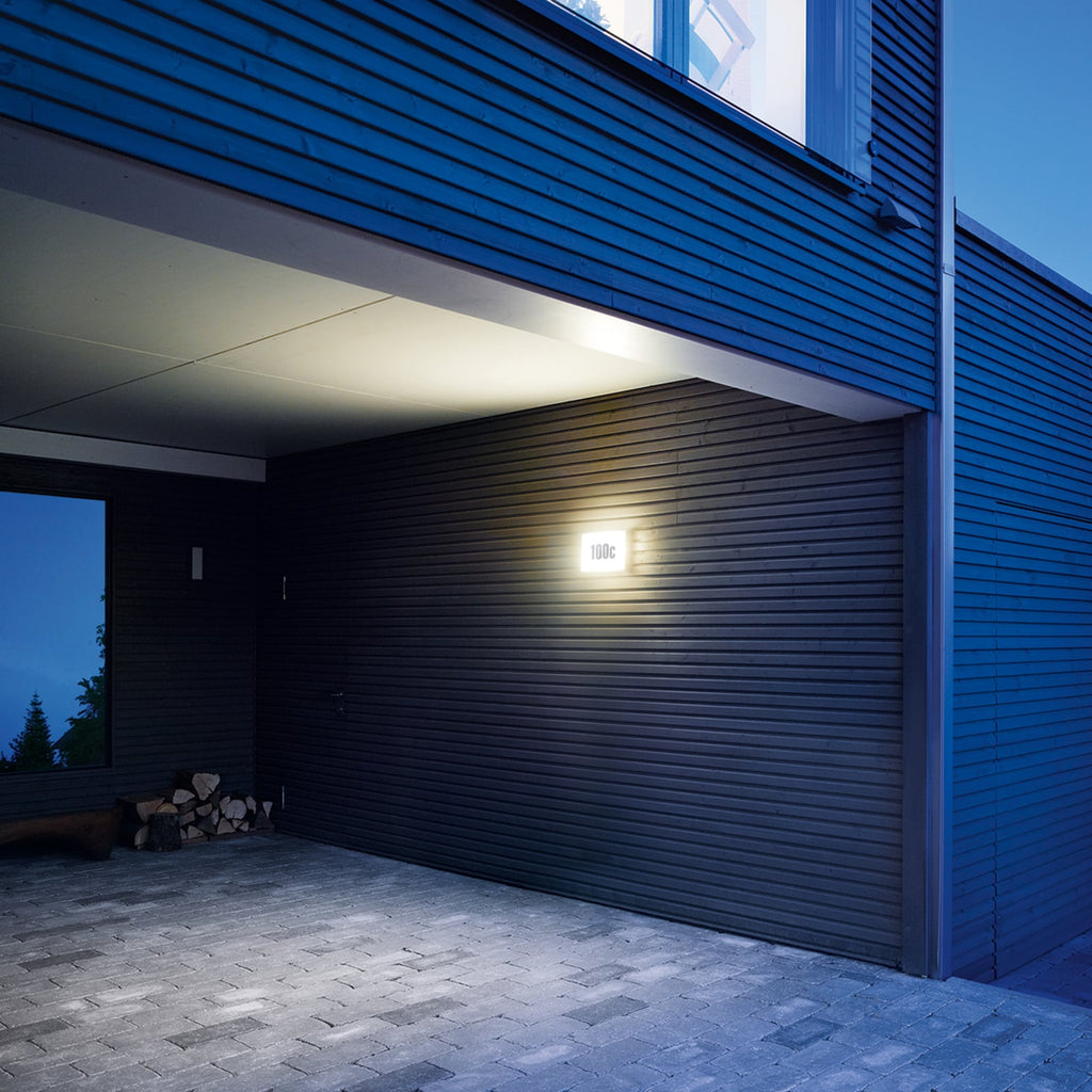 Detalj av LED utevegglampe L 1 N med husnummer hvit