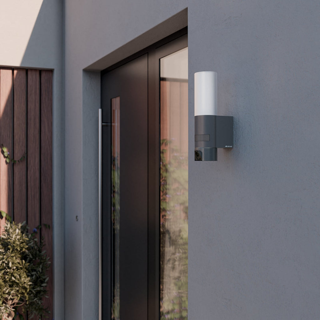 Detalj av LED utevegglampe L 625 CAM med kamera og sensor