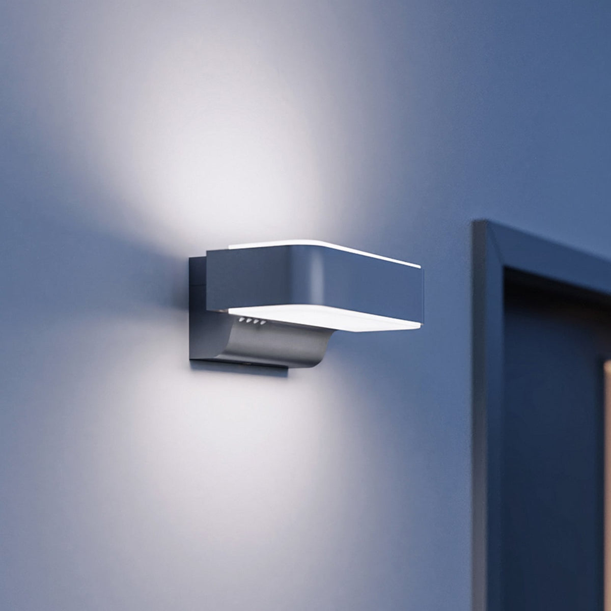 LED utevegglampe L 810 SC med bevegelsessensor sølv front