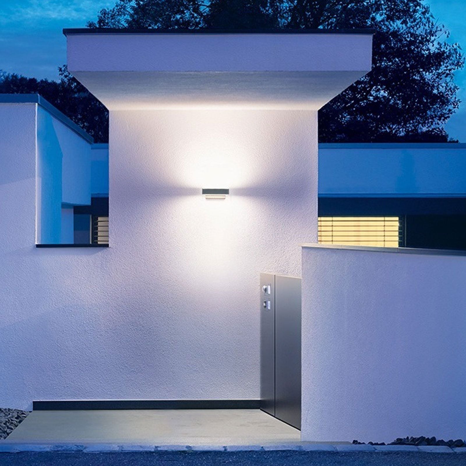 LED utevegglampe L 810 SC med bevegelsessensor antrasitt montert