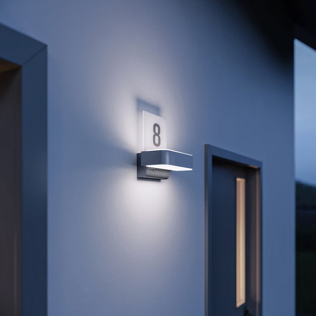 LED utevegglampe L 820 SC med bevegelsessensor sølv IP44 forfra