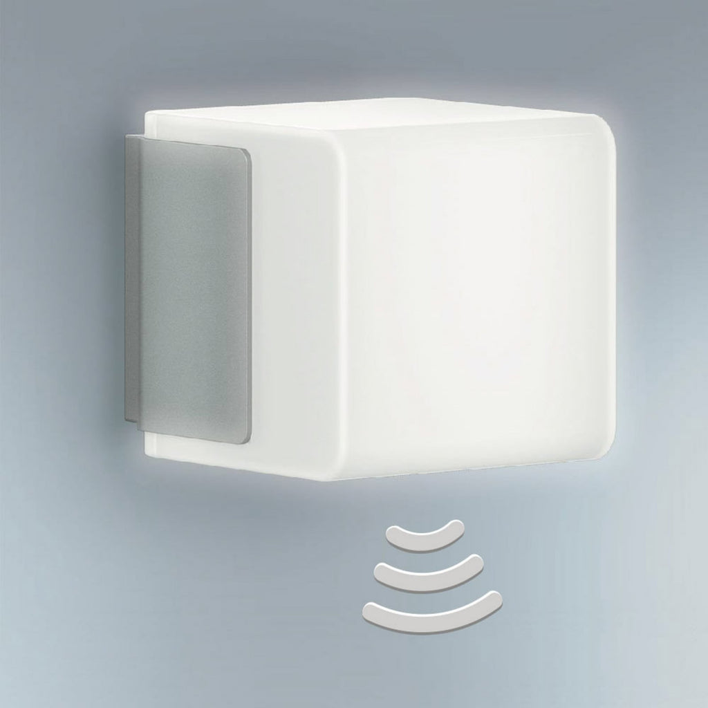 LED utevegglampe L 835 SC med bevegelsessensor sølv IP44 forfra