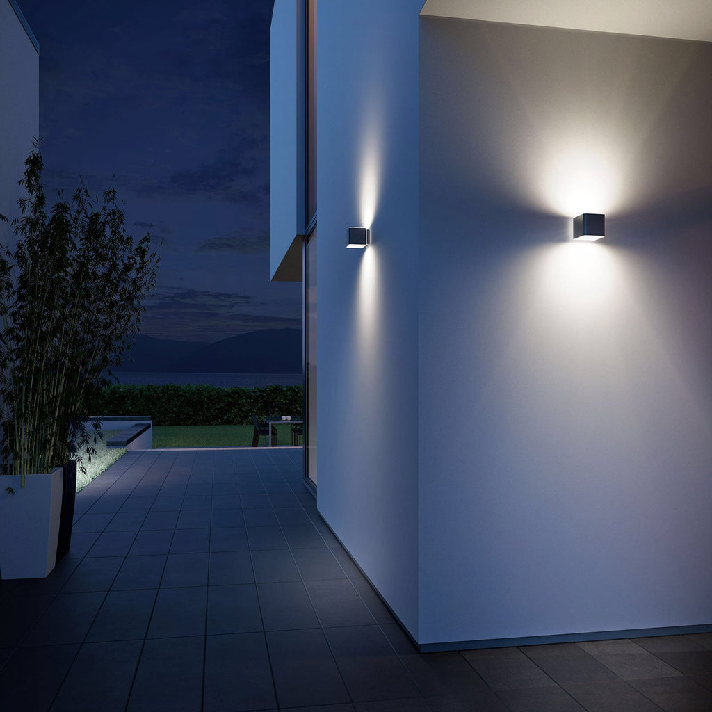 LED utevegglampe L 840 SC montert på vegg utendørs