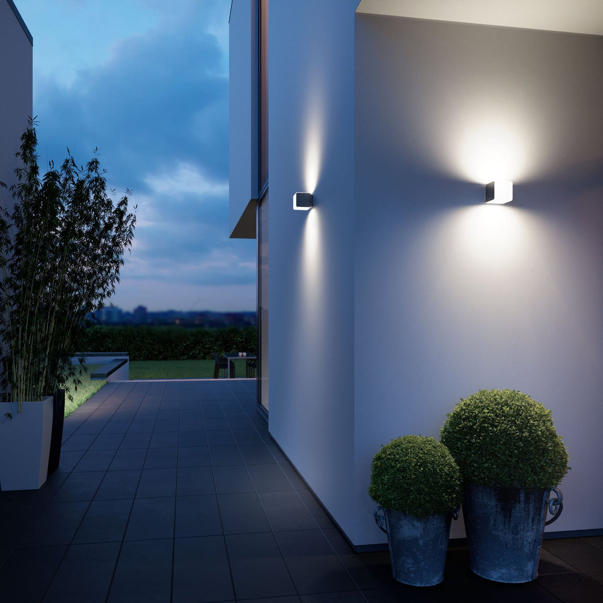 LED utevegglampe L 840 SC montert på husfasade