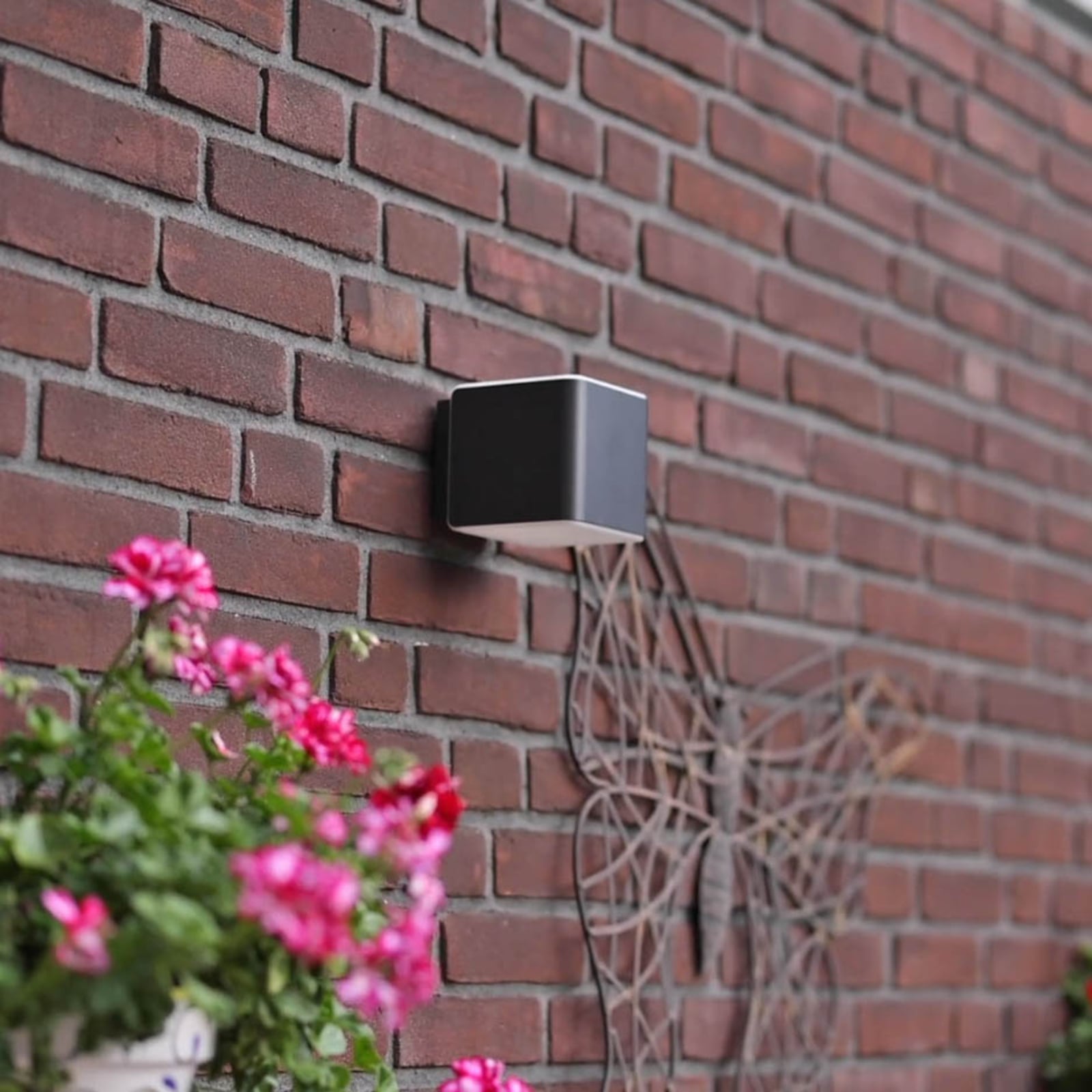 LED utevegglampe L 840 SC sett fra siden med dybde 13,4 cm