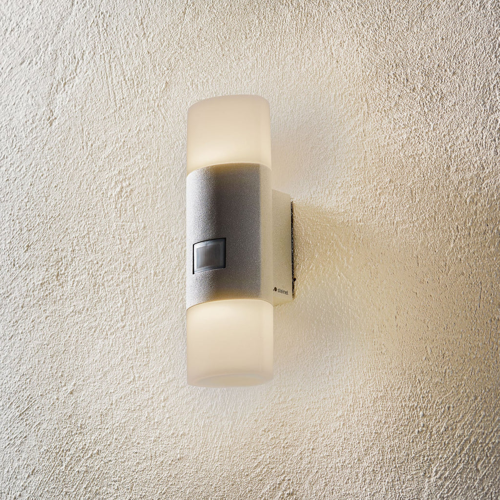 LED utevegglampe L 910 S med bevegelsessensor sølv front