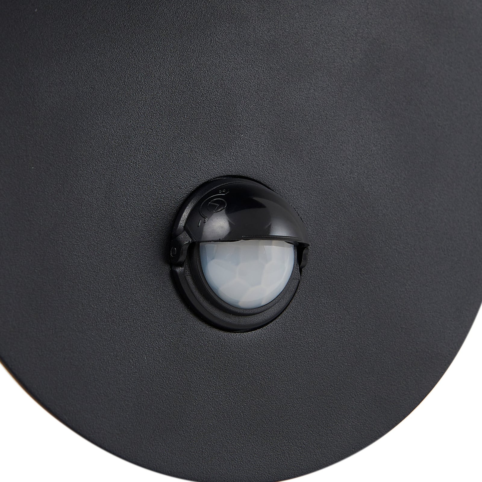 Detalj av LED-lyskilden i LED utevegglampe Lacie med bevegelsessensor svart/hvit