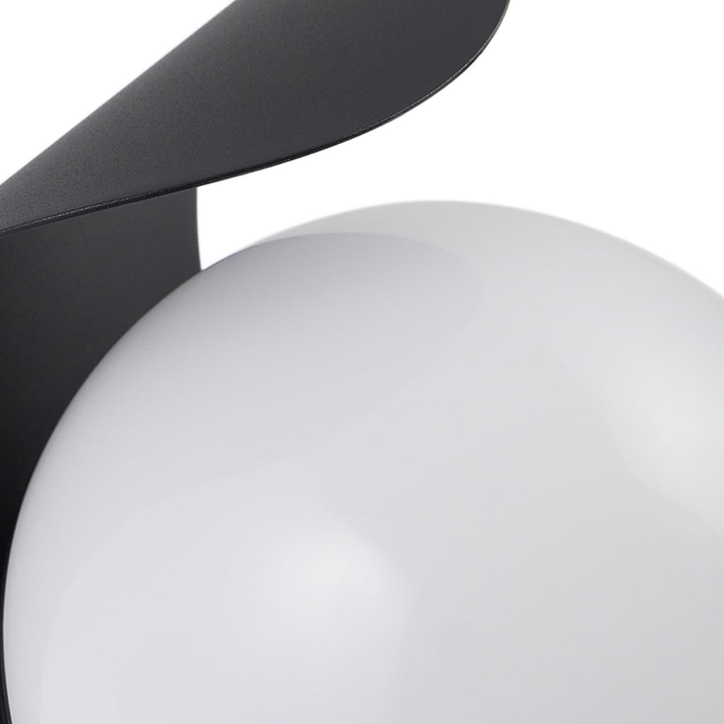 LED utevegglampe Lacie med bevegelsessensor svart/hvit i bruk ute