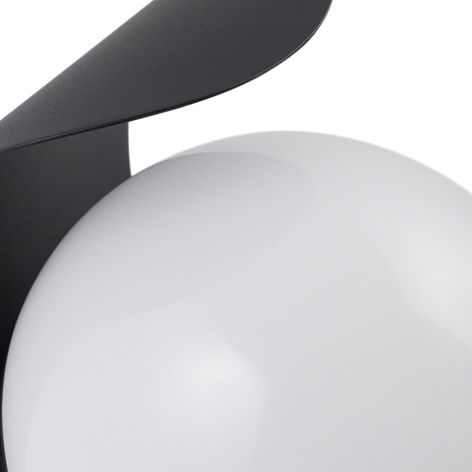 LED utevegglampe Lacie med bevegelsessensor svart/hvit i bruk ute