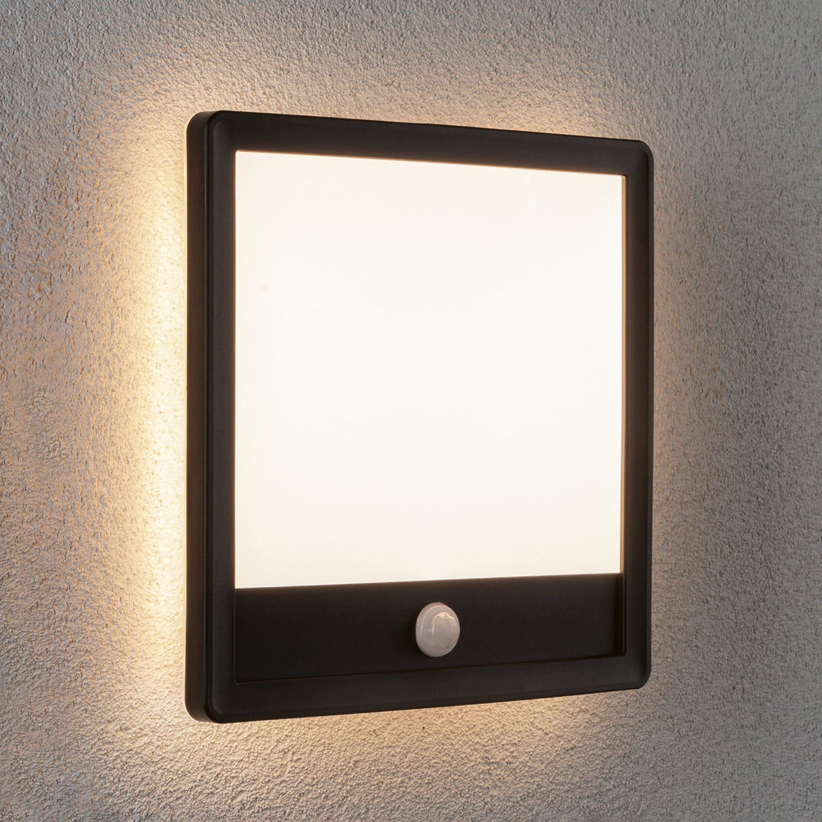 LED utevegglampe Lamina firkantet med bevegelsessensor svart IP44 montert på vegg