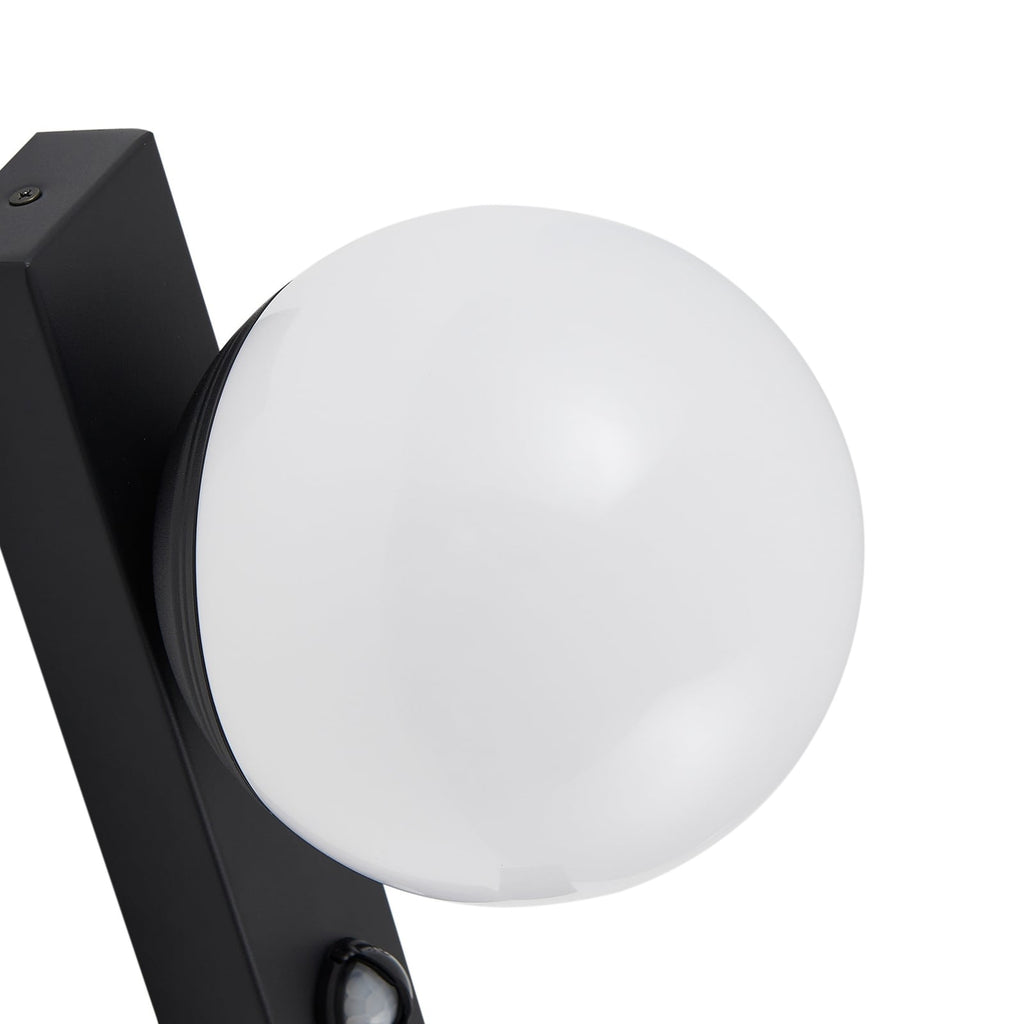 Sidevisning av LED utevegglampe Larcie med bevegelsessensor