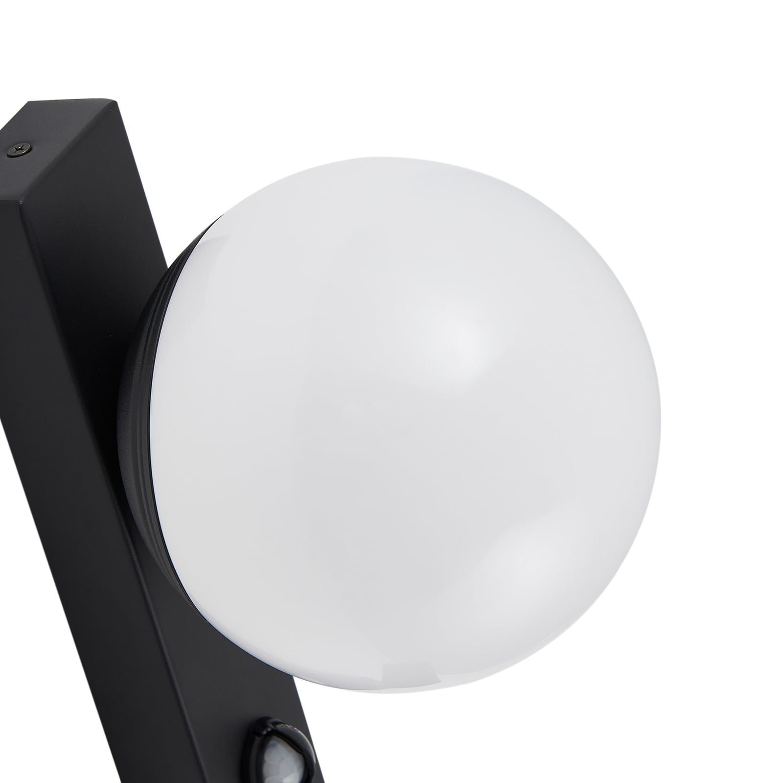 Sidevisning av LED utevegglampe Larcie med bevegelsessensor