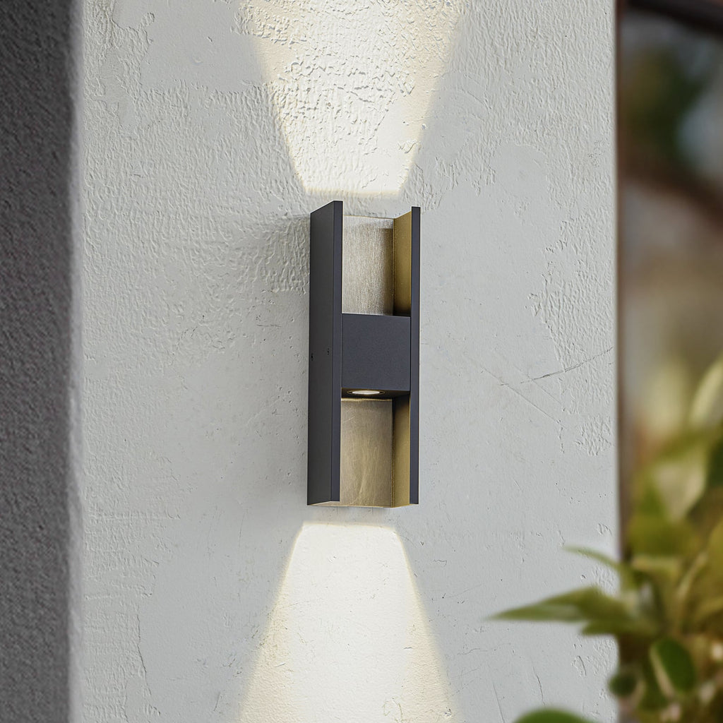 Bakside av LED utevegglampe Lavrin med monteringsdetaljer