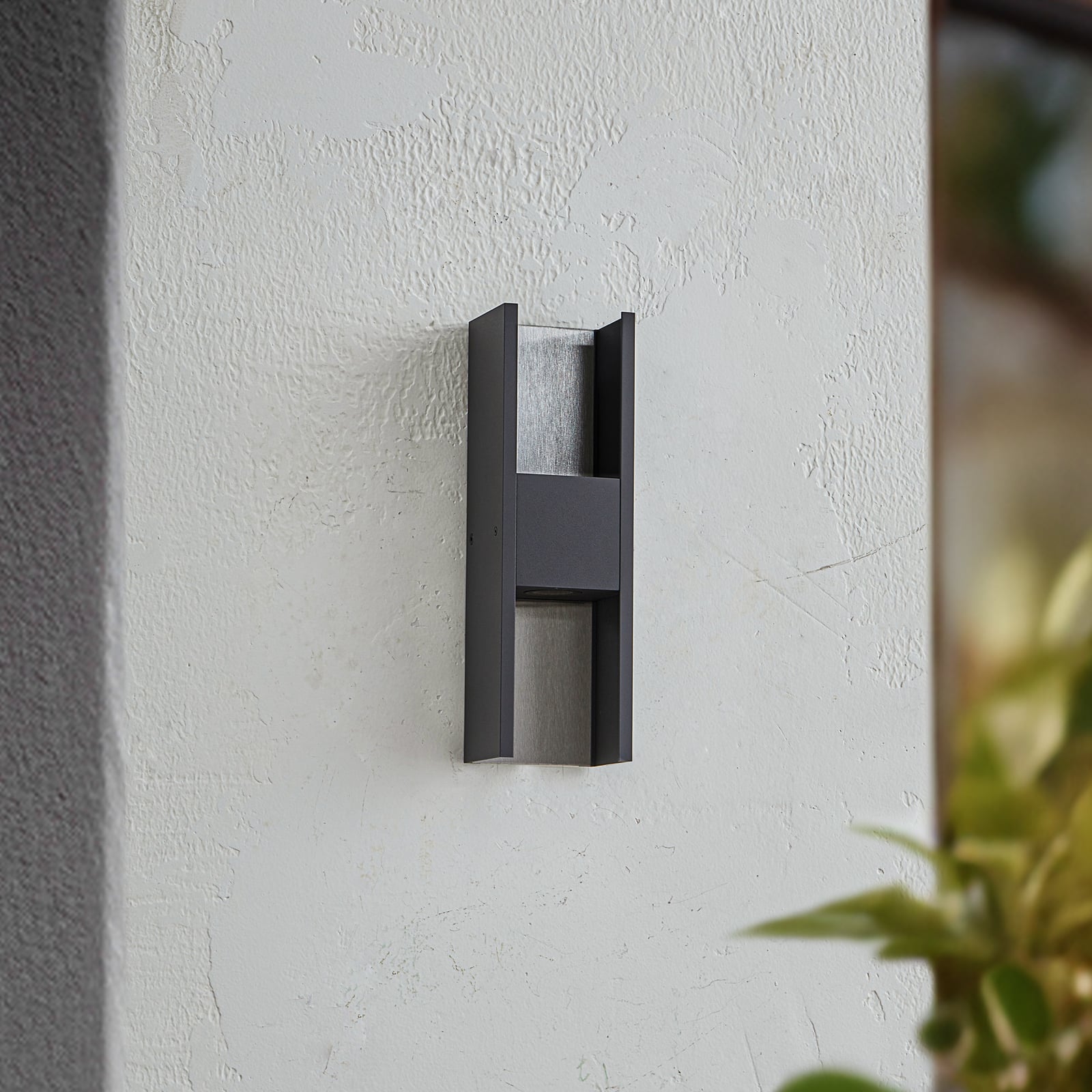 Detalj av aluminiumsoverflate på LED utevegglampe Lavrin