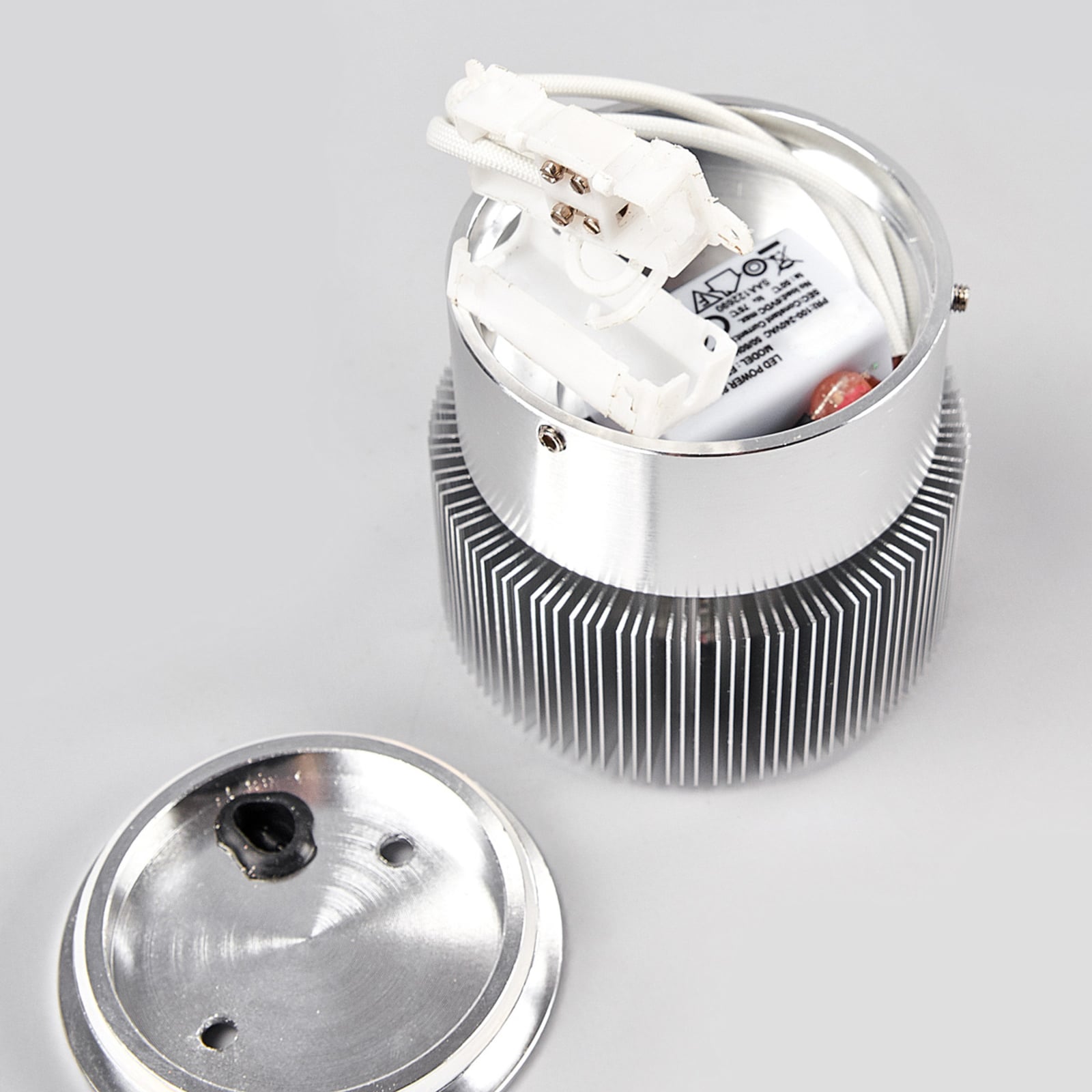 LED utevegglampe Lennias aluminium lys i mørket