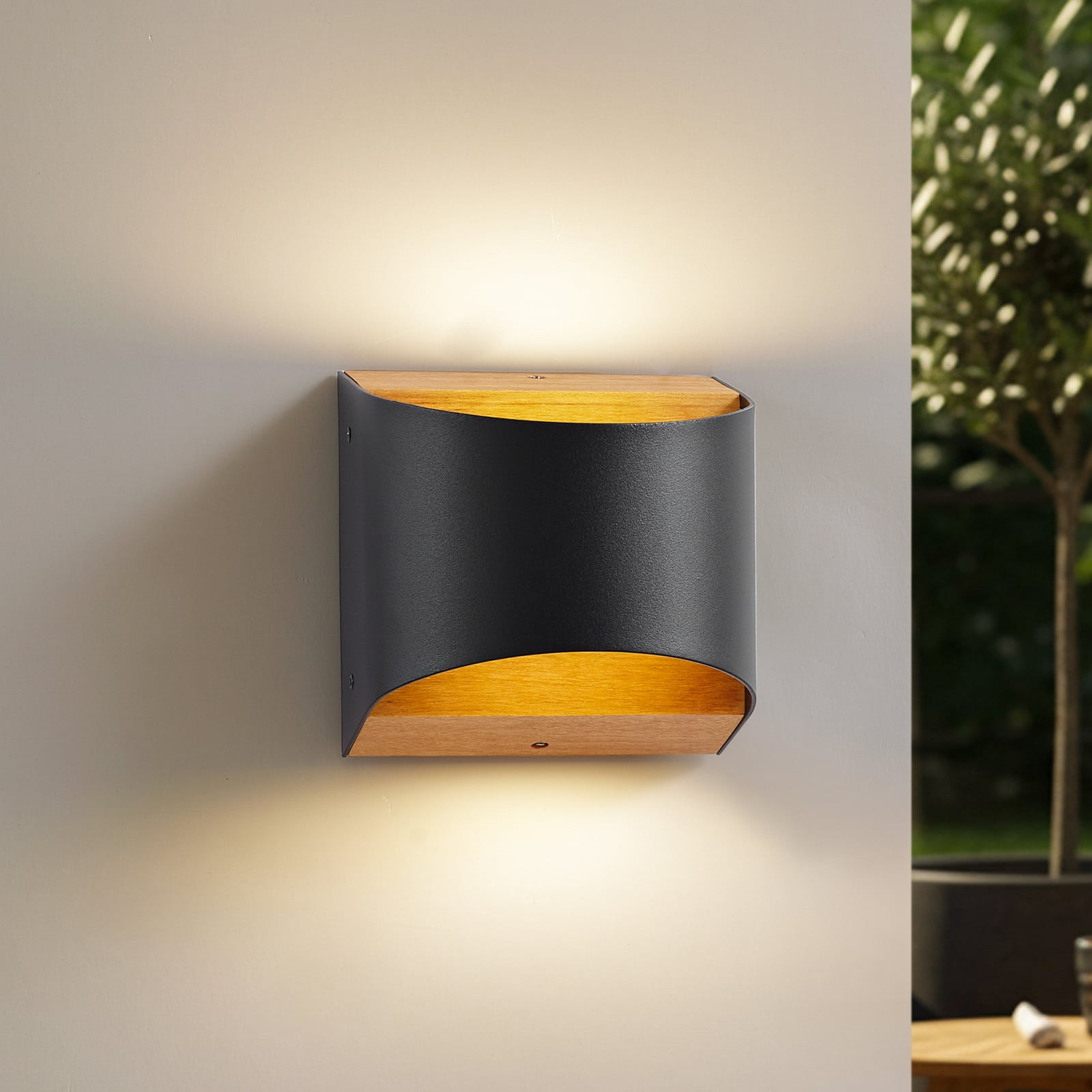 LED utevegglampe Lenore aluminium og teak forfra