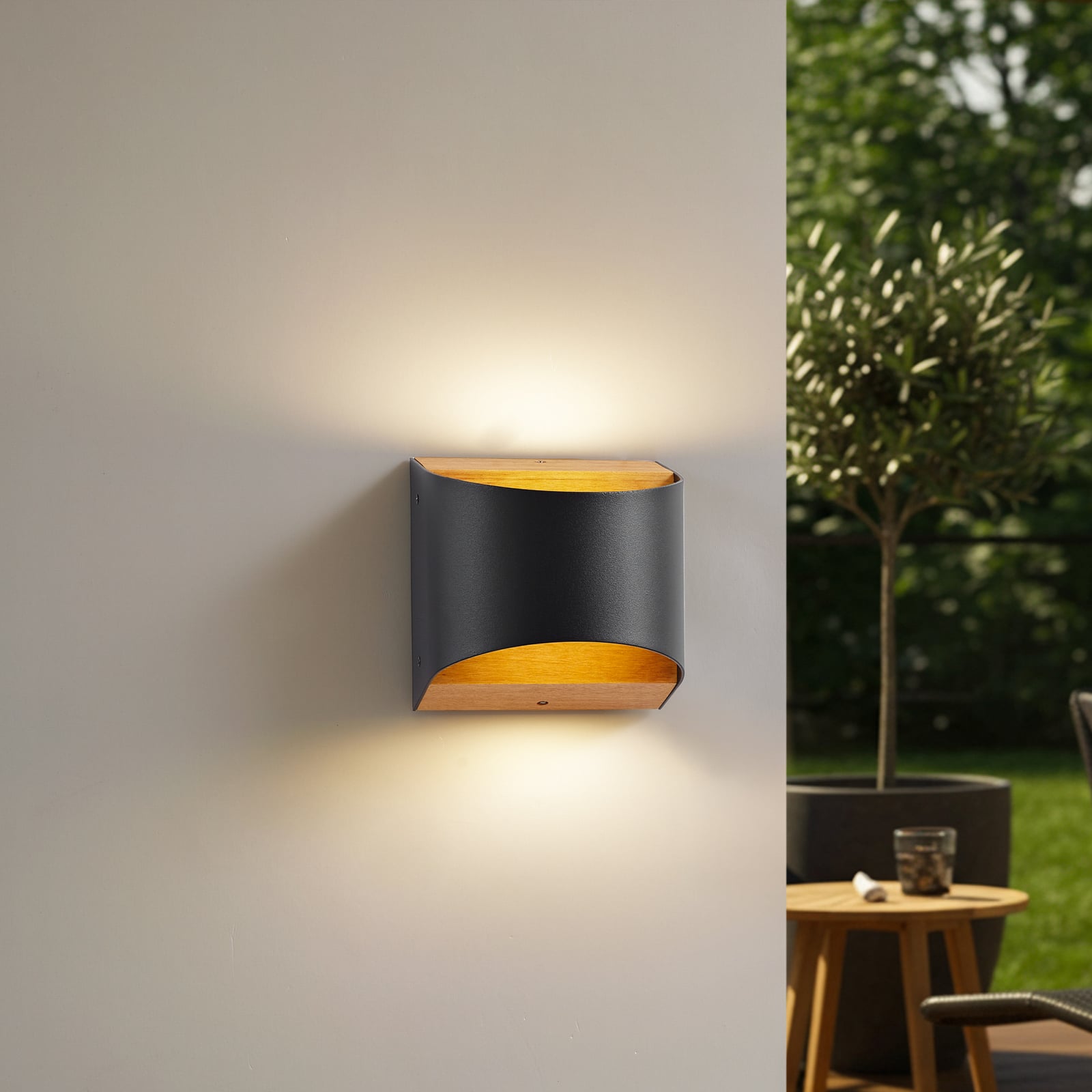 LED utevegglampe Lenore aluminium og teak bakside