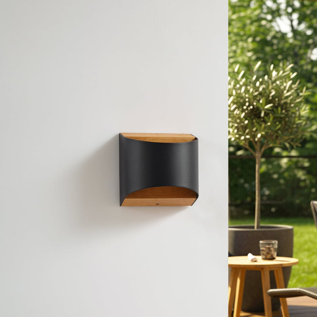 Detalj av LED utevegglampe Lenore aluminium og teak materiale