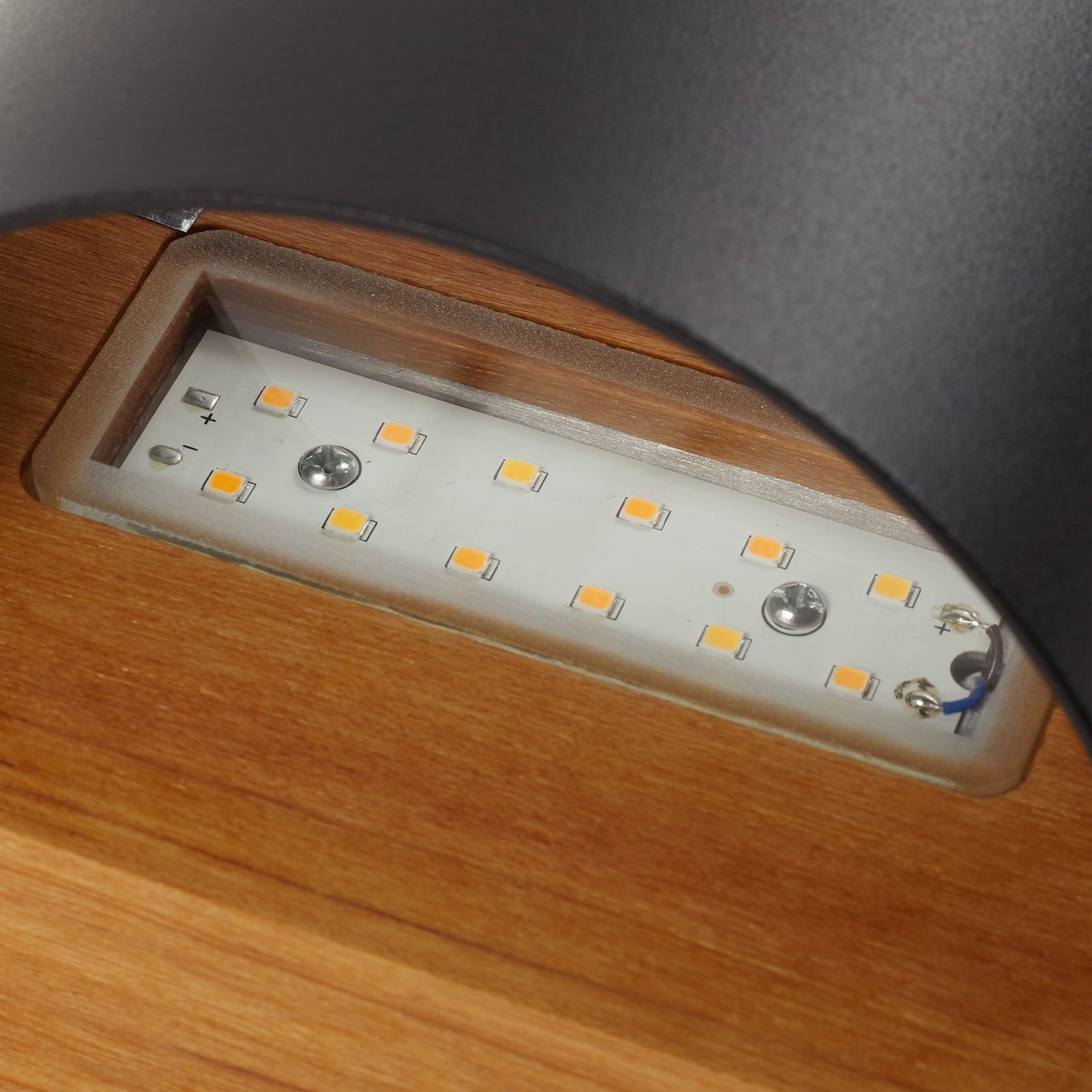 LED utevegglampe Lenore aluminium og teak med varm hvit belysning
