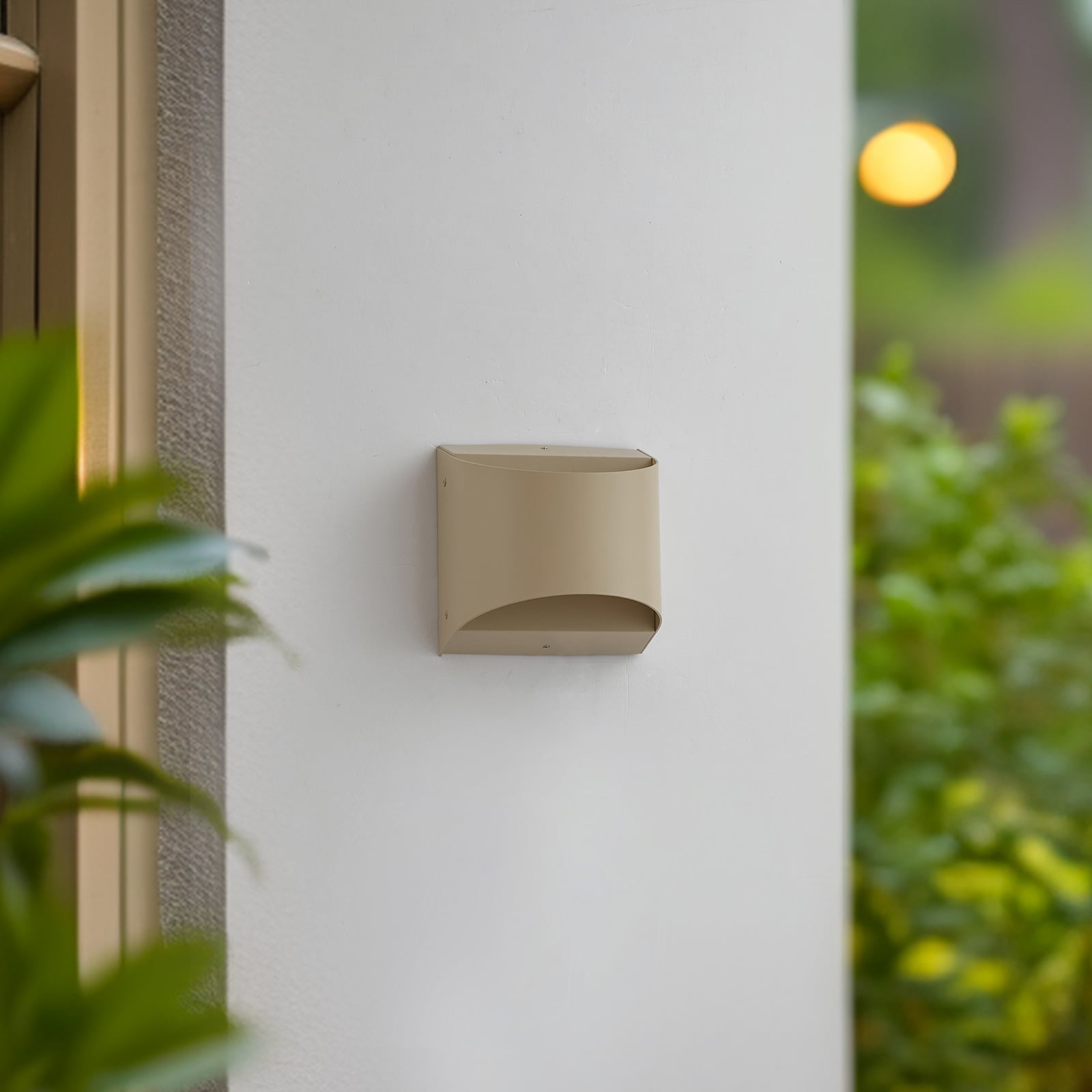LED utevegglampe Lenore beige aluminium detalj