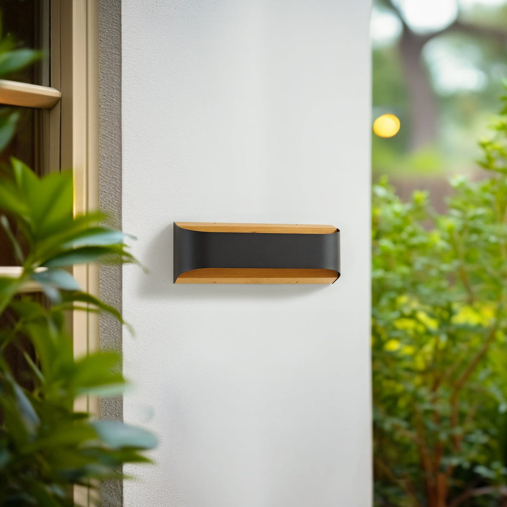 Detalj av LED utevegglampe Lenore svart aluminium med tre