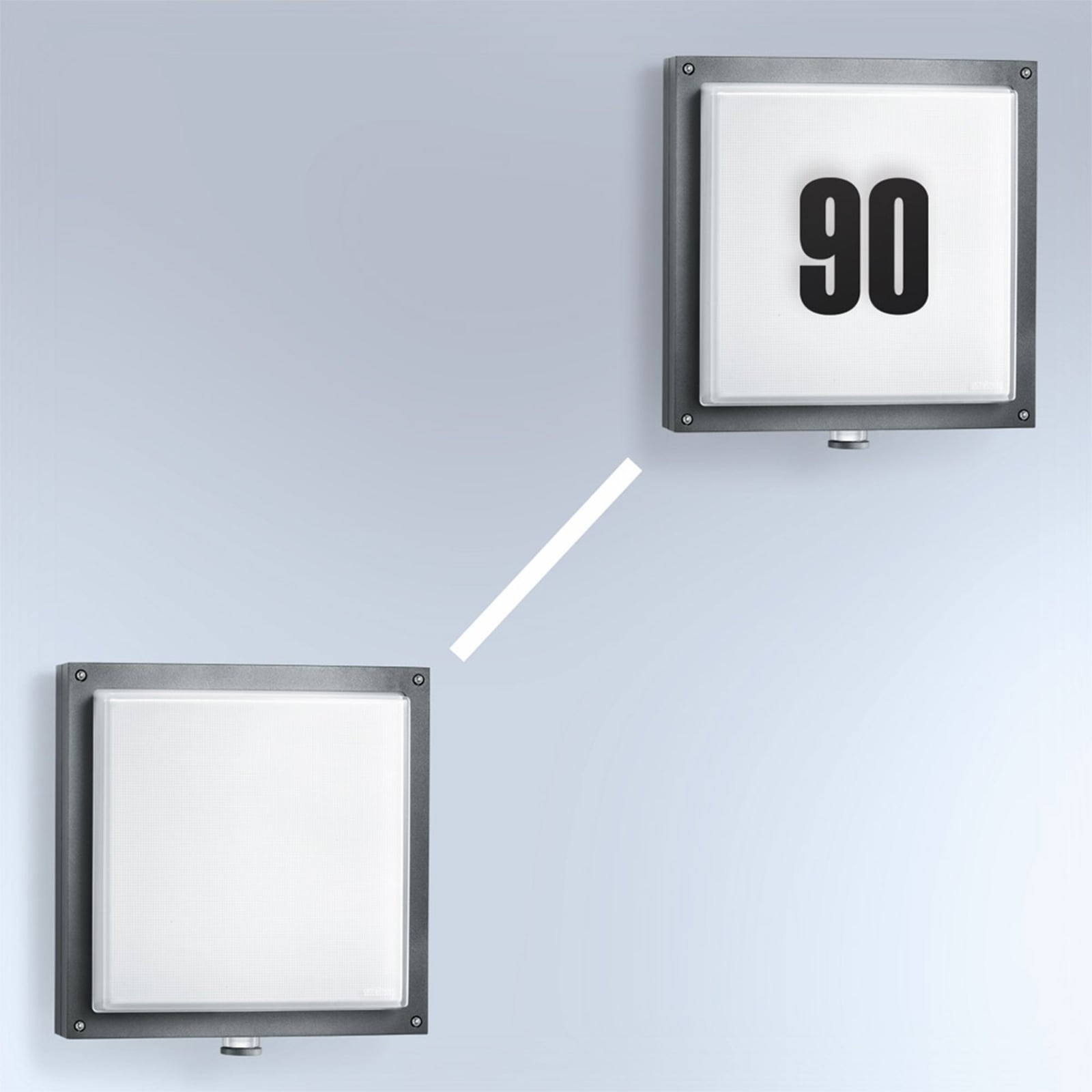 Montert LED utevegglampe med bevegelsessensor og husnummer IP44 - STEINEL ved inngang