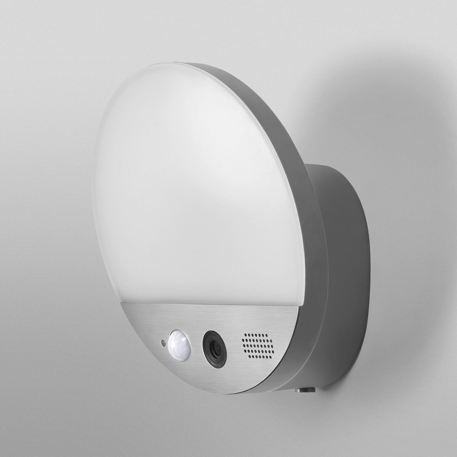 LED utevegglampe med kamera og bevegelsessensor grå IP44 - OSRAM SMART+ montert ved inngang