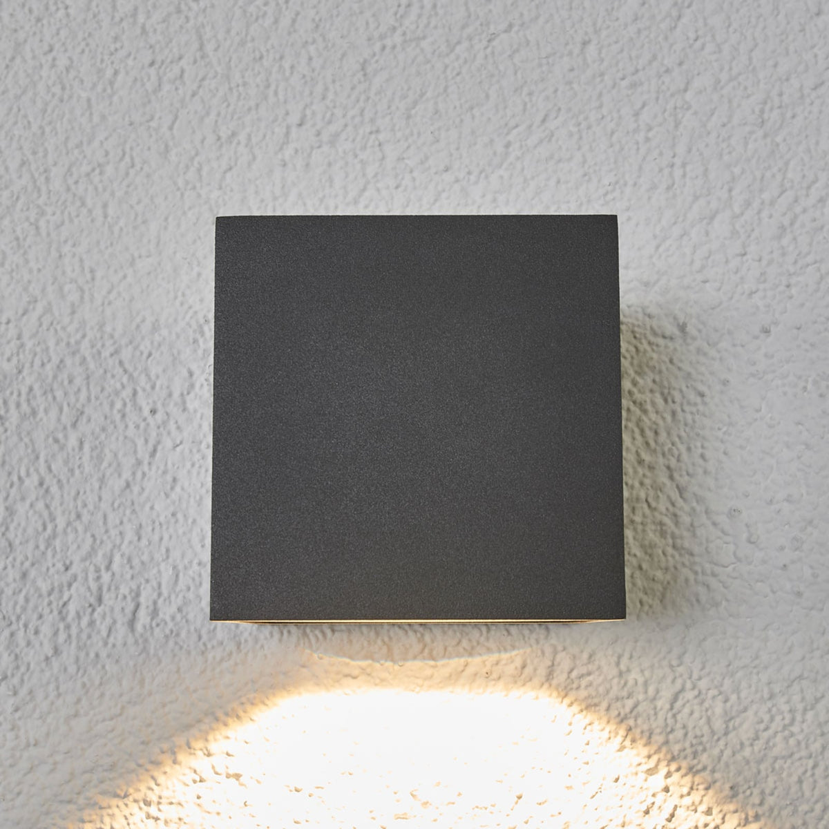 LED utevegglampe Merjem montert på vegg