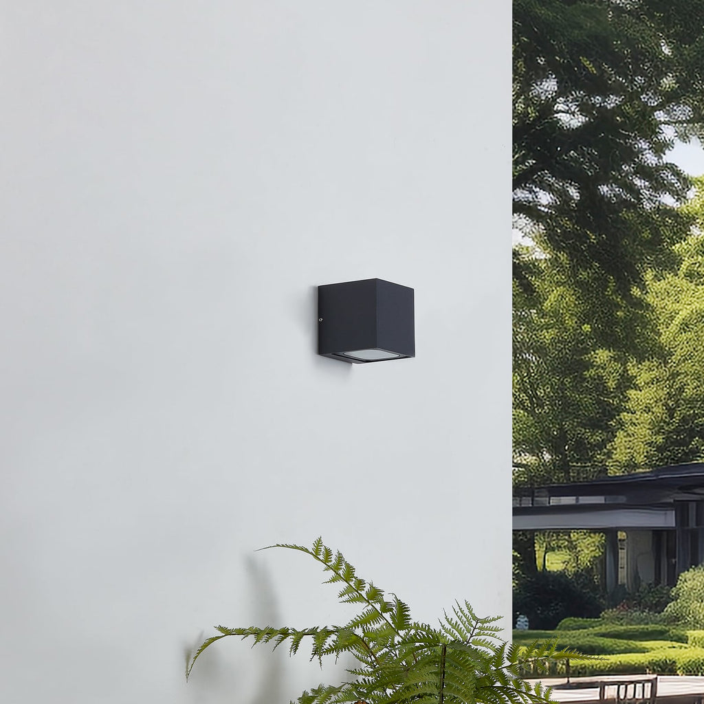 LED utevegglampe Merjem opp og ned 10 cm IP54 installasjonseksempel