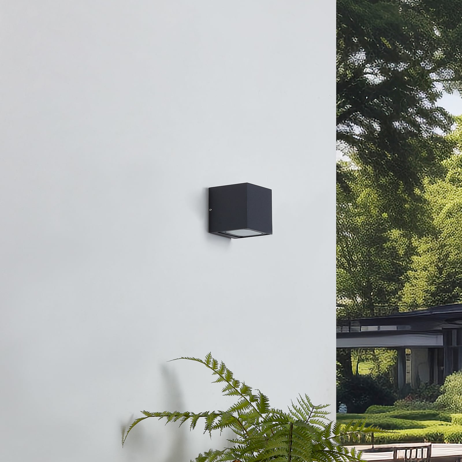 LED utevegglampe Merjem opp og ned 10 cm IP54 installasjonseksempel