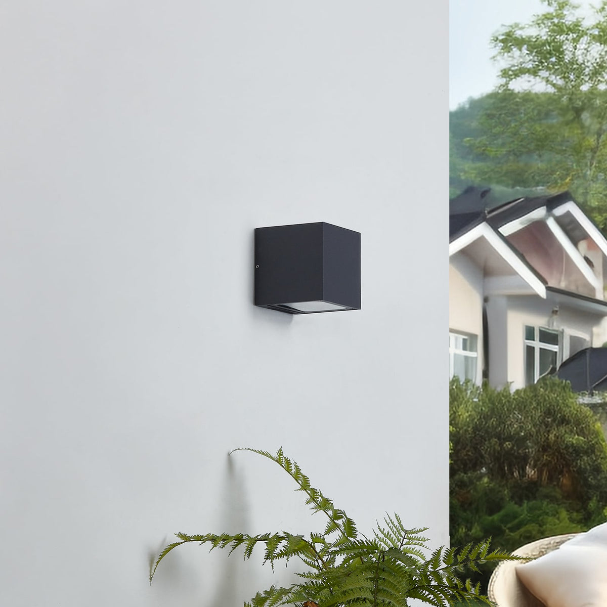 Detalj av LED utevegglampe Merjem opp og ned 12 cm IP54 Lucande