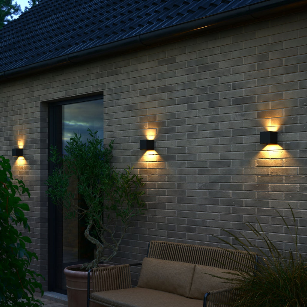 LED utevegglampe Milda kubi svart opp/ned nærbilde