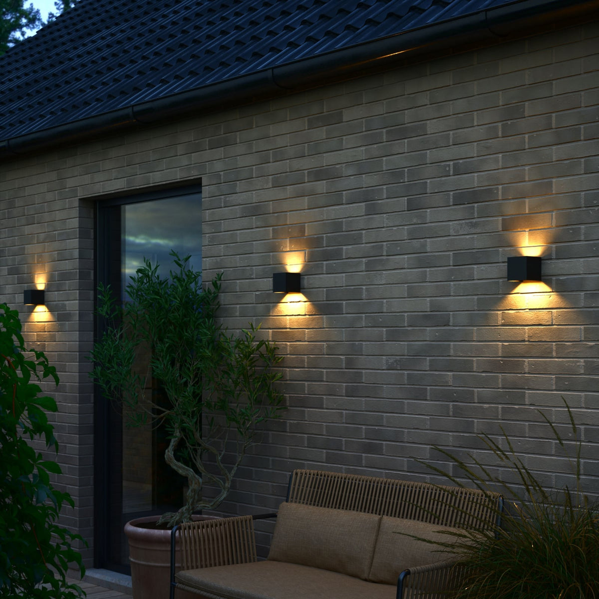 LED utevegglampe Milda kubi svart opp/ned nærbilde