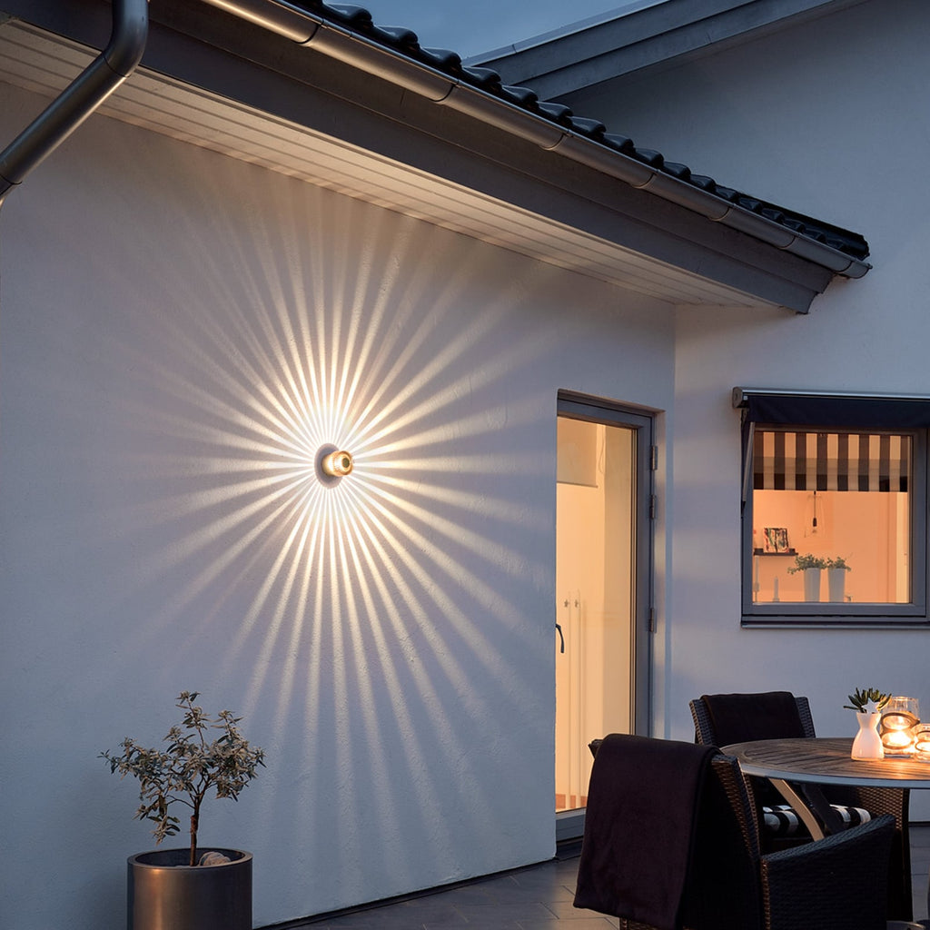 Detalj av LED utevegglampe Monza bronse lameller