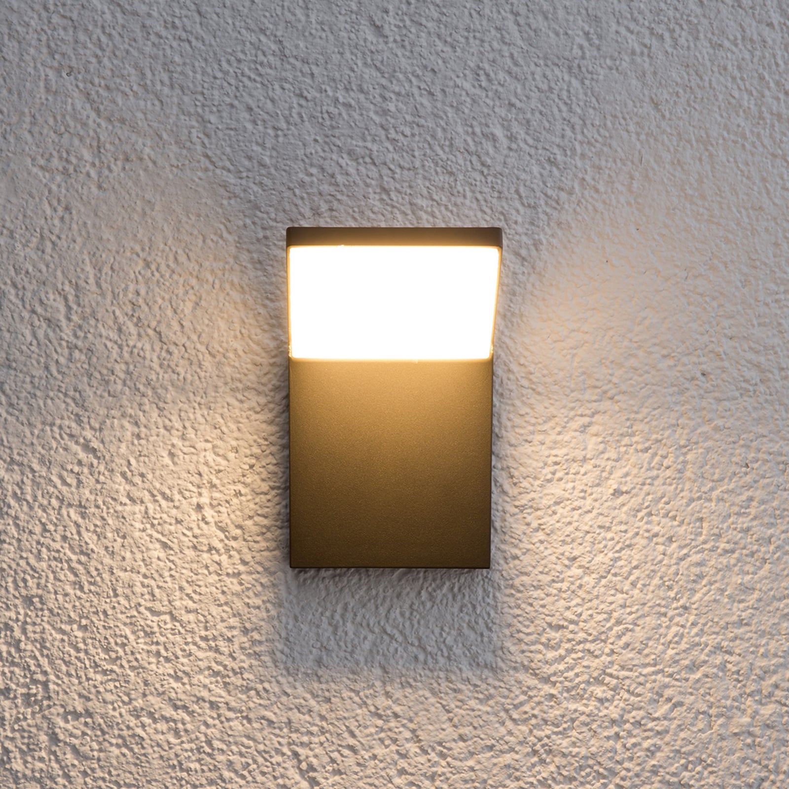 Montert LED utevegglampe Nevio antrasitt aluminium på vegg