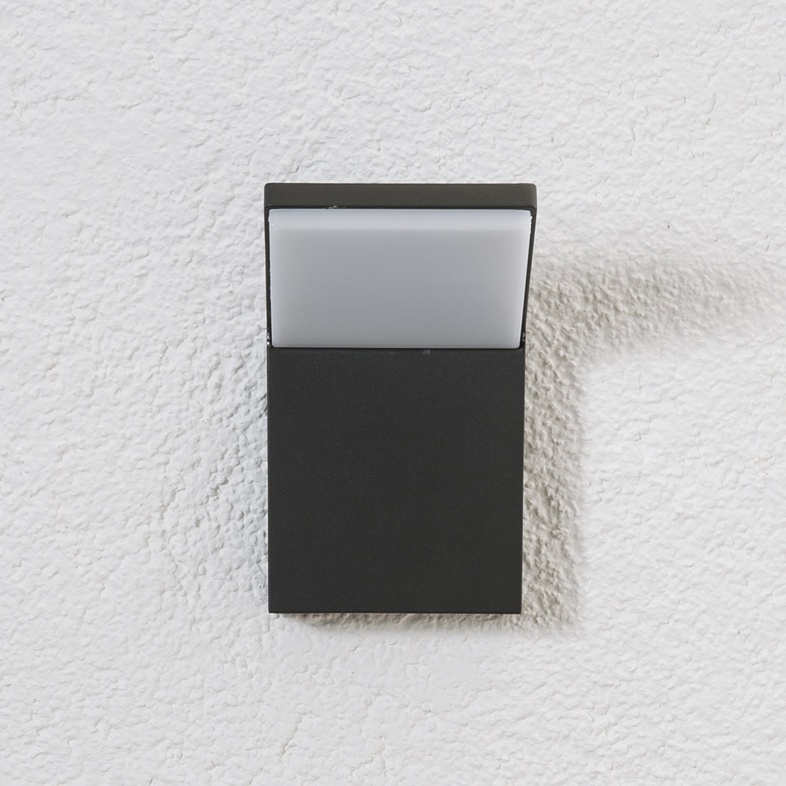 Nærbilde av LED utevegglampe Nevio antrasitt aluminium