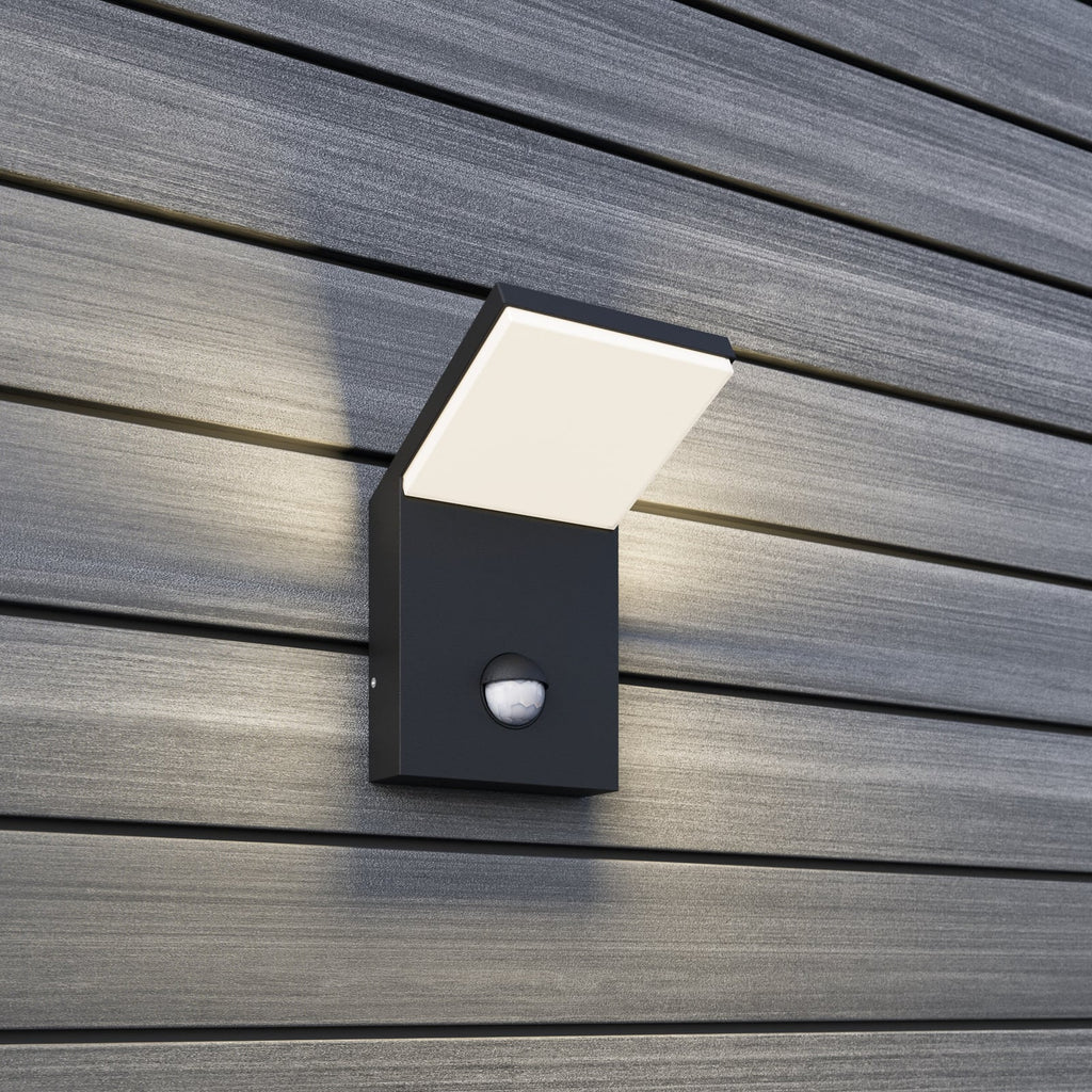 LED utevegglampe Nevio antrasitt med bevegelsessensor forfra