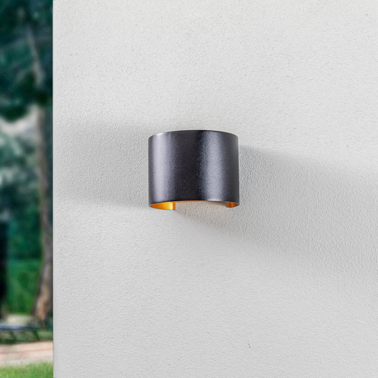 Detalj av LED utevegglampe Nivar rund svart/gull IP54