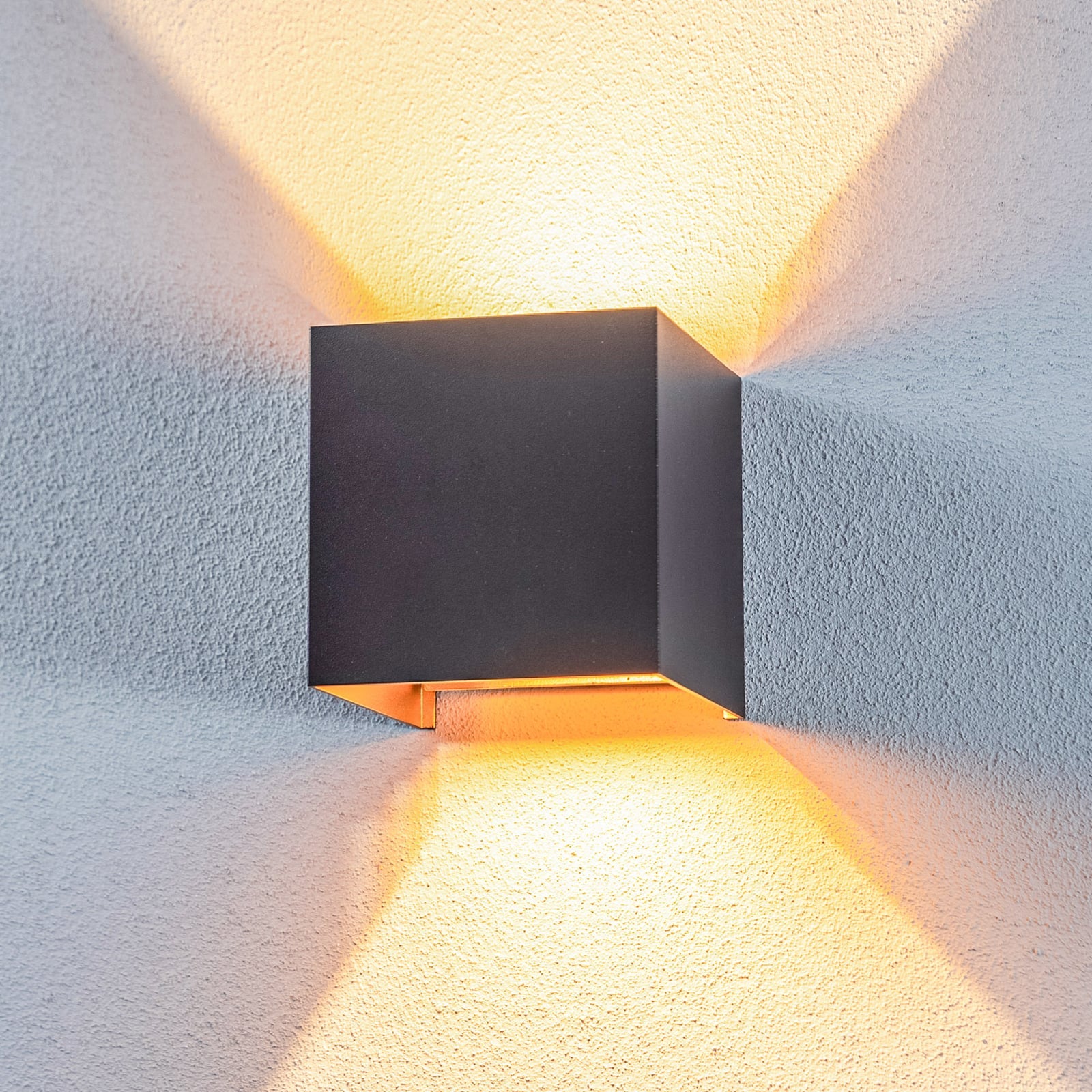 LED utevegglampe Nivar firkantet svart/gull sett forfra
