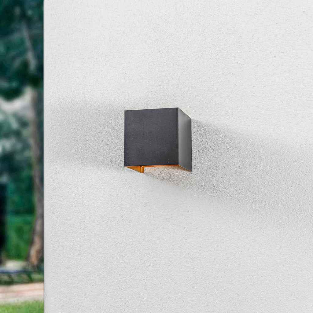 Detaljbilde av LED utevegglampe Nivar firkantet svart/gull