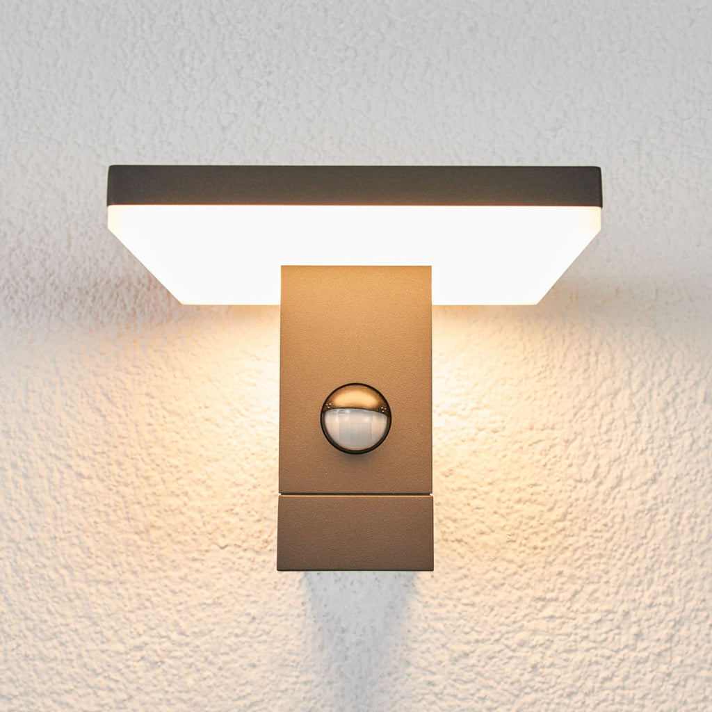 Nærbilde av LED-lyskilde i utevegglampe Olesia antrasitt