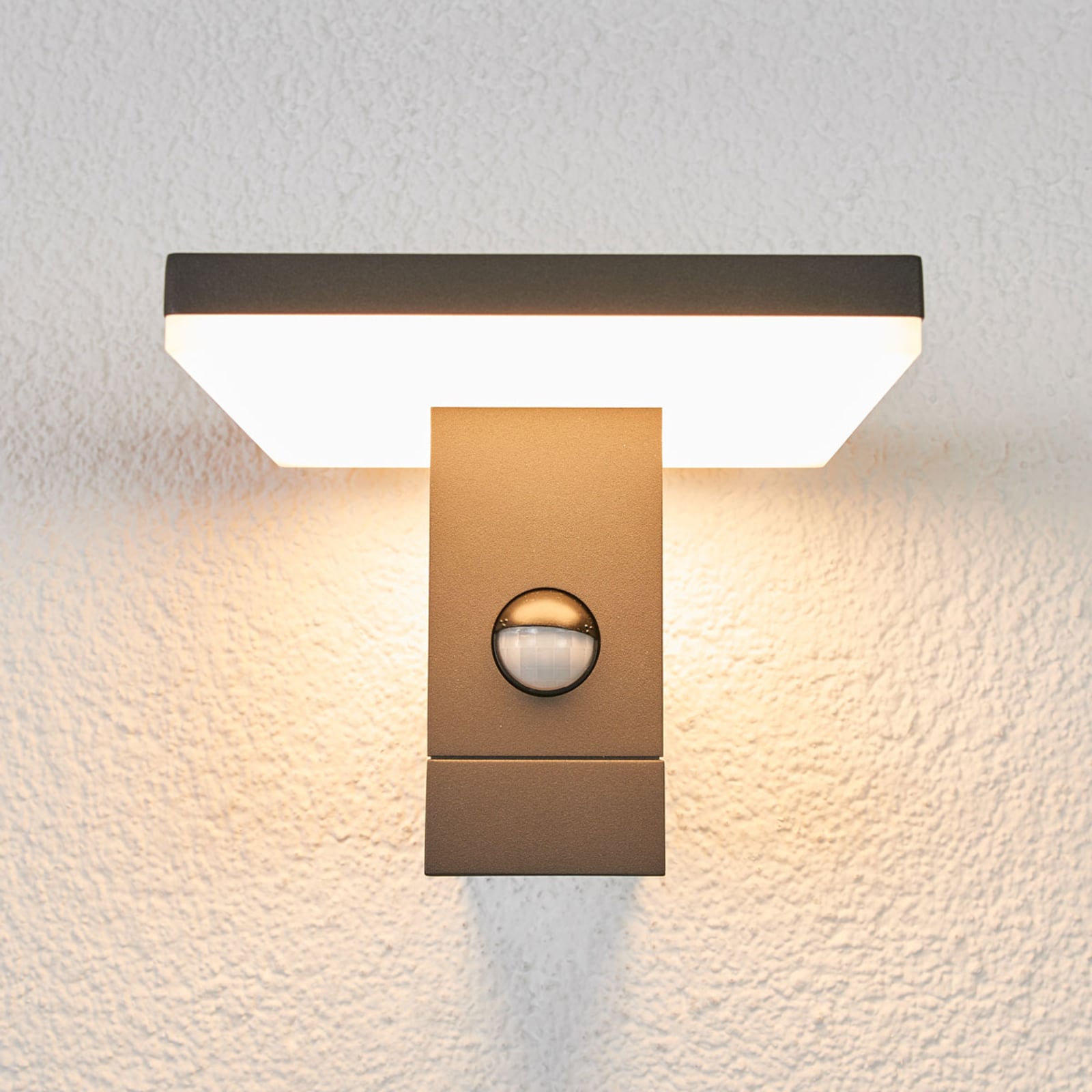 Nærbilde av LED-lyskilde i utevegglampe Olesia antrasitt